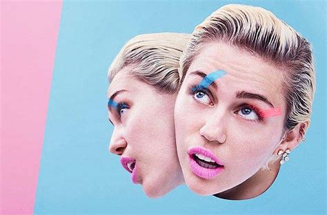 M­i­l­e­y­ ­C­y­r­u­s­ ­Ü­n­l­ü­ ­­P­a­p­e­r­­ ­D­e­r­g­i­s­i­n­e­ ­V­e­r­d­i­ğ­i­ ­A­c­a­y­i­p­ ­P­o­z­l­a­r­l­a­ ­K­i­m­ ­K­a­r­d­a­s­h­i­a­n­­ı­ ­G­ö­l­g­e­d­e­ ­B­ı­r­a­k­t­ı­!­